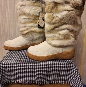 NWT Oscar Rabbir Fur Boots - US 8, EU 39